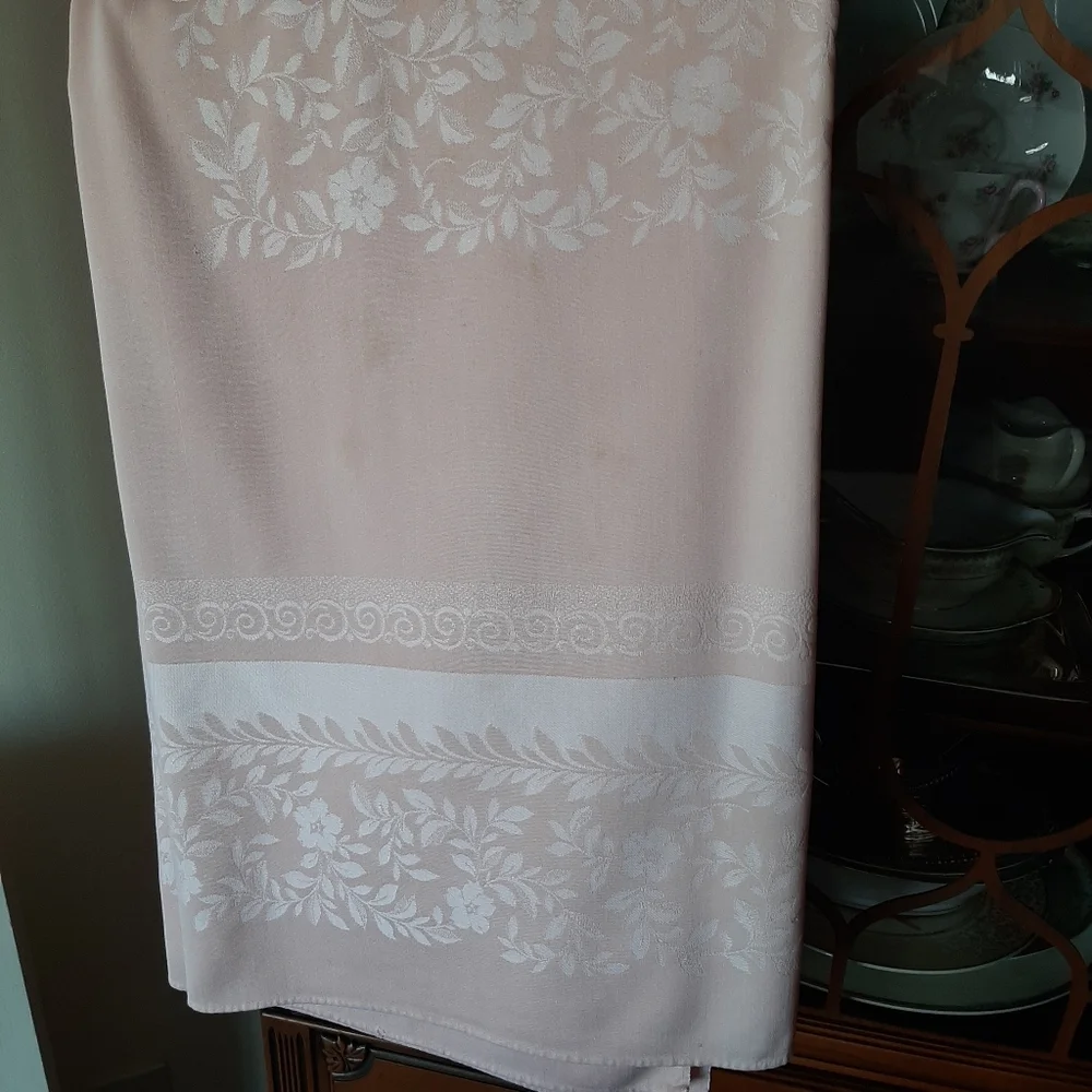 Vtg Damask Pastel Pink Tablecloth and 6 Piece Napkin Set.